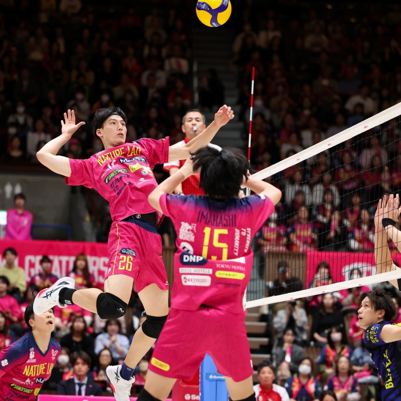 给巴萨物色莱万替身，20岁的阿根廷小将会是好选择